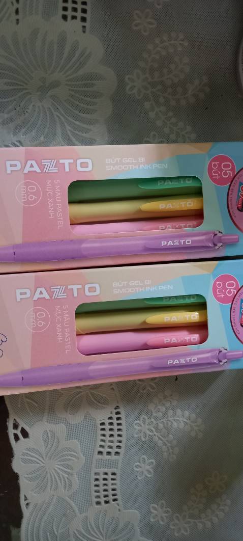 trước hết, bút đẹp, nhẹ, viết ổn
thứ hai khi mở hàng thì tem trên hộp đã bị xé ra (trong hình), phía sau nắp hộp cũng đã bị cào mã, đệm cầm bút lúc mở hộp ra bám bụi giống như hàng để lâu bảo quản không cẩn thận. lúc nhắn tin cho shop thì không nhận được một phản hồi nào hết.