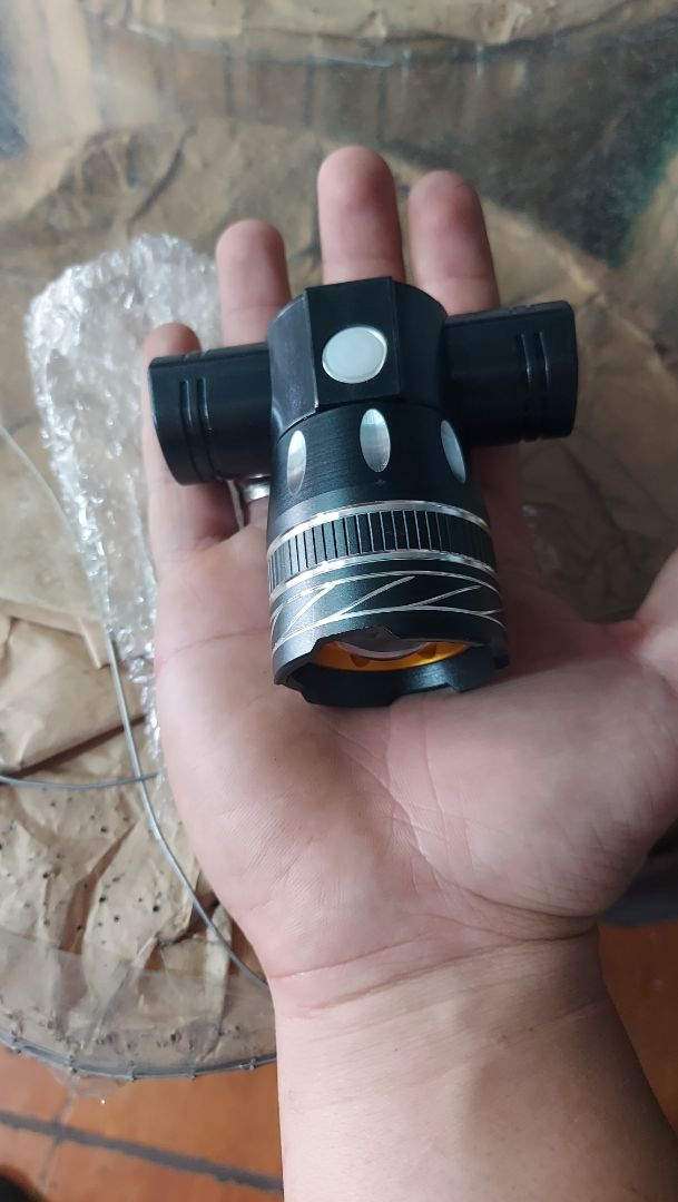 giao nhanh , đóng gói kỹ, đèn siêu sáng mà còn nhỏ gọn dễ lắp đặt, thích nhất phần có thể chỉnh zoom đèn. phần trượt giúp tháo ra sạc và lắp lại vào xe dễ dàng hơn !