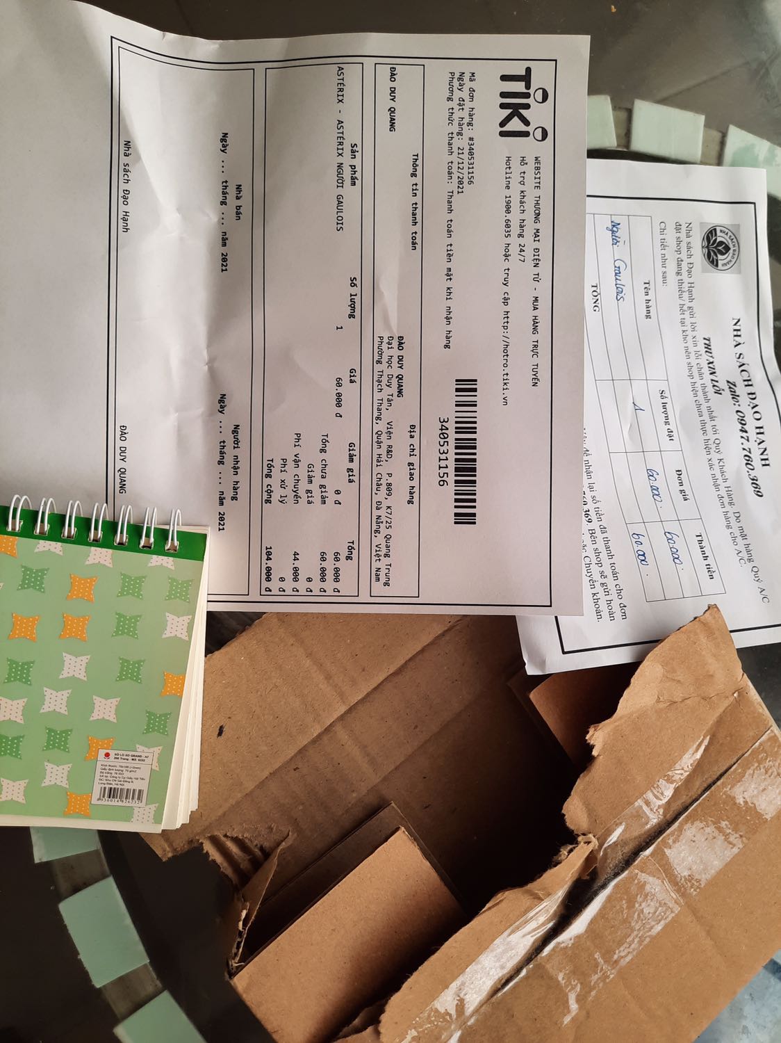 Mình đã đặt mua một cuốn này, giá 60K cộng thêm 44K phí ship. Nhà sách không có hàng, sao không từ chối đơn hàng, huỷ đơn, mà lại nhận đơn, để rồi ship cho mình….một cuốn sổ bé con con, kèm theo lời xin lỗi hết hàng, và lời hứa hoàn trả tiền nếu mình liên hệ qua ***. Tiền hàng lẫn tiền ship của mình sẽ đc hoàn trả thế nào đây.
Thật không hiểu cách làm việc rất rắc rối lòng vòng này.