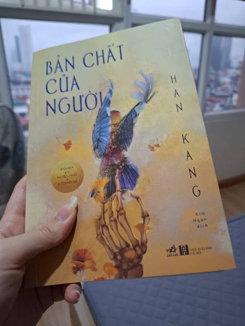 Cuốn sách lớn đúng nghĩa tuy không dài. Văn Han Kang luôn tinh tế và xoáy sâu vào những vấn đề trong tâm lý con người. Truyện chia làm 7 phần từ 7 con người khác nhau, lối viết phân mảnh ấy phù hợp tuyệt đối với nội dung của cuốn sách này. Mình đã rất xúc động khi đọc đến đoạn nhắc về chiến tranh tại Việt Nam và những cuộc chiến trên toàn thế giới trong đây.