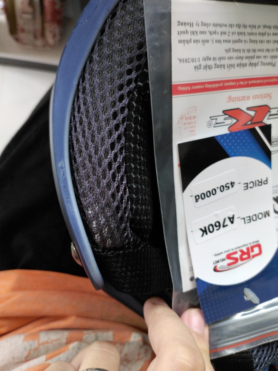 Dưới chân mũ, sơn không kĩ hoặc đã bị xước, mũ chắc chắn. Chỉ thắc mắc là mấy cái lỗ phía trên để cho mũ thông thoáng, nếu mưa thì nước sẽ chảy vào mấy cái lỗ đó, vậy phải làm sao??? Rất mong phản hồi của chủ shop