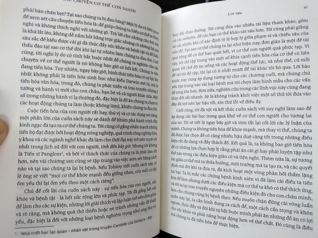 Sản phẩm thực ra về nhà nguyên vẹn nhưng do mình để ướt mưa nên em nó mới dính vệt loang như thế :') Về cuốn sách này, có thể nói là xem xét lịch sử tiến hoá của con người thông qua cơ thể của chúng ta và bệnh tật đi kèm. Rất đáng đọc để hiểu cơ thể mình, các bệnh lý thường gặp và biết cách chăm sóc bản thân mình hơn~ Tác giả viết có chọn lọc, dễ hiểu cho kẻ ngoại đạo như tớ và pha thêm chút hài hước, khiến cho quá trình đọc rất hứng thú, enjoyable.