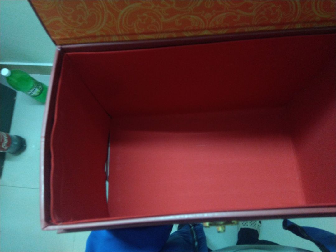 hộp bị méo và thủng như vậy... không biết là do khâu đóng gói hay khâu vận chuyển