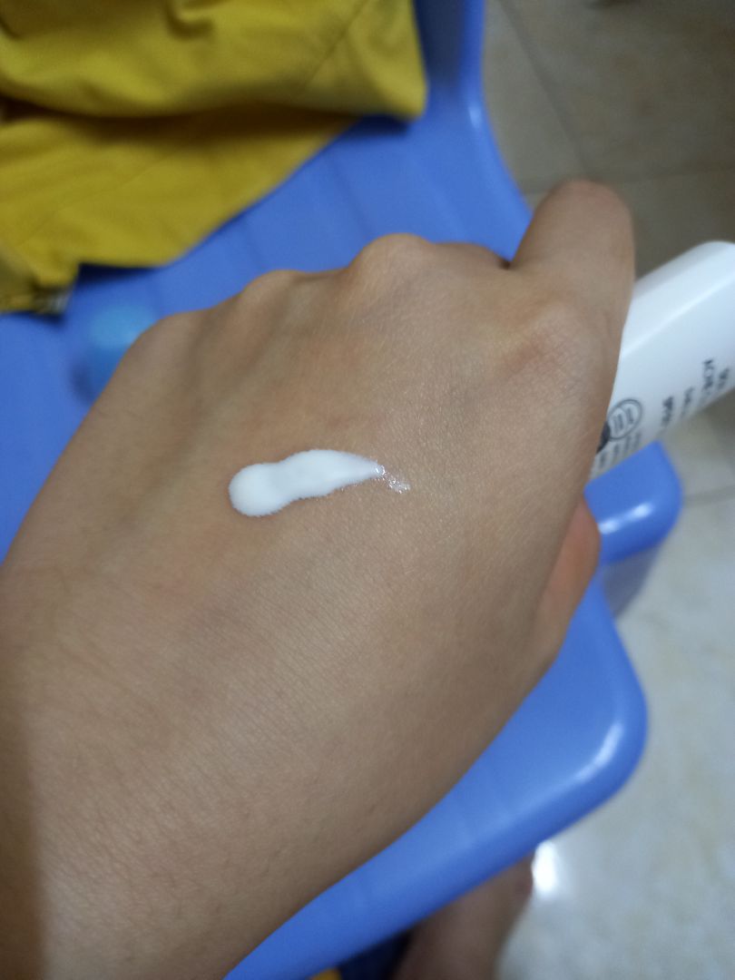 sữa chống nắng dùng êm lắm, thấm nhanh, không để lại vệt trắng đâu, sờ mịn mịn thích lắm. mình dùng 1 buổi mà thấy mặt vẫn khá khô ý, không bị bóng dầu. cơ mà ko biết chống nắng thế nào=(( điểm cộng nữa là anh shipper cực cute luôn:))))))))