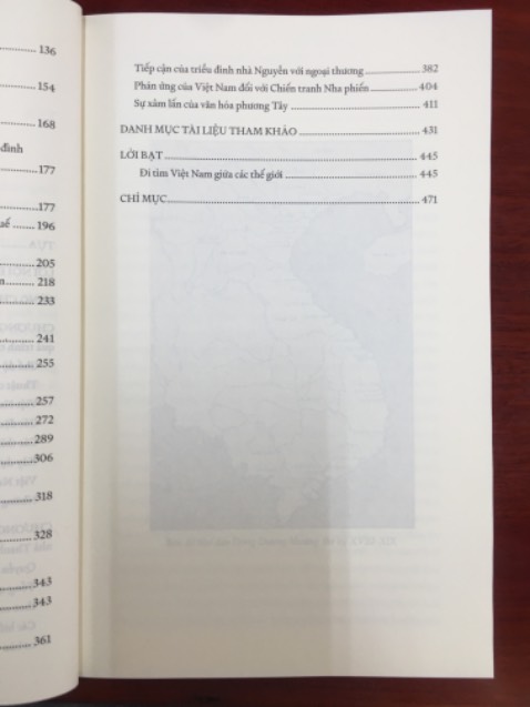 Mới mua và đọc vài trang thì thấy có nhiều nội dung hay. Ai nghiên cứu về chính trị, pháp luật triều Nguyễn và triều Thanh thì nên đọc cuốn này. 
Mình mua cuốn này và một cuốn nữa được tặng bao lì xì đẹp lắm.