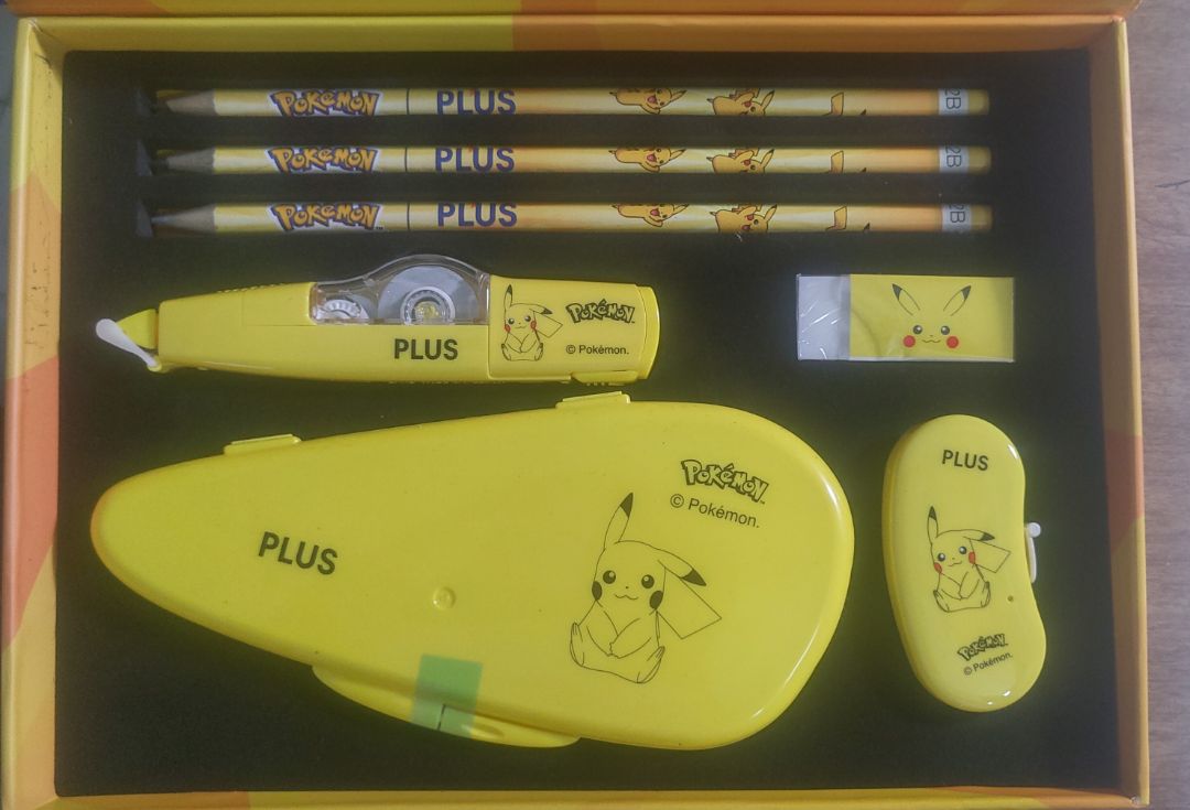 Hộp bút rất dễ thương. Giá hơi chát nhưng chất lượng tốt, giao hàng nhanh. còn có quà kèm theo nữa.