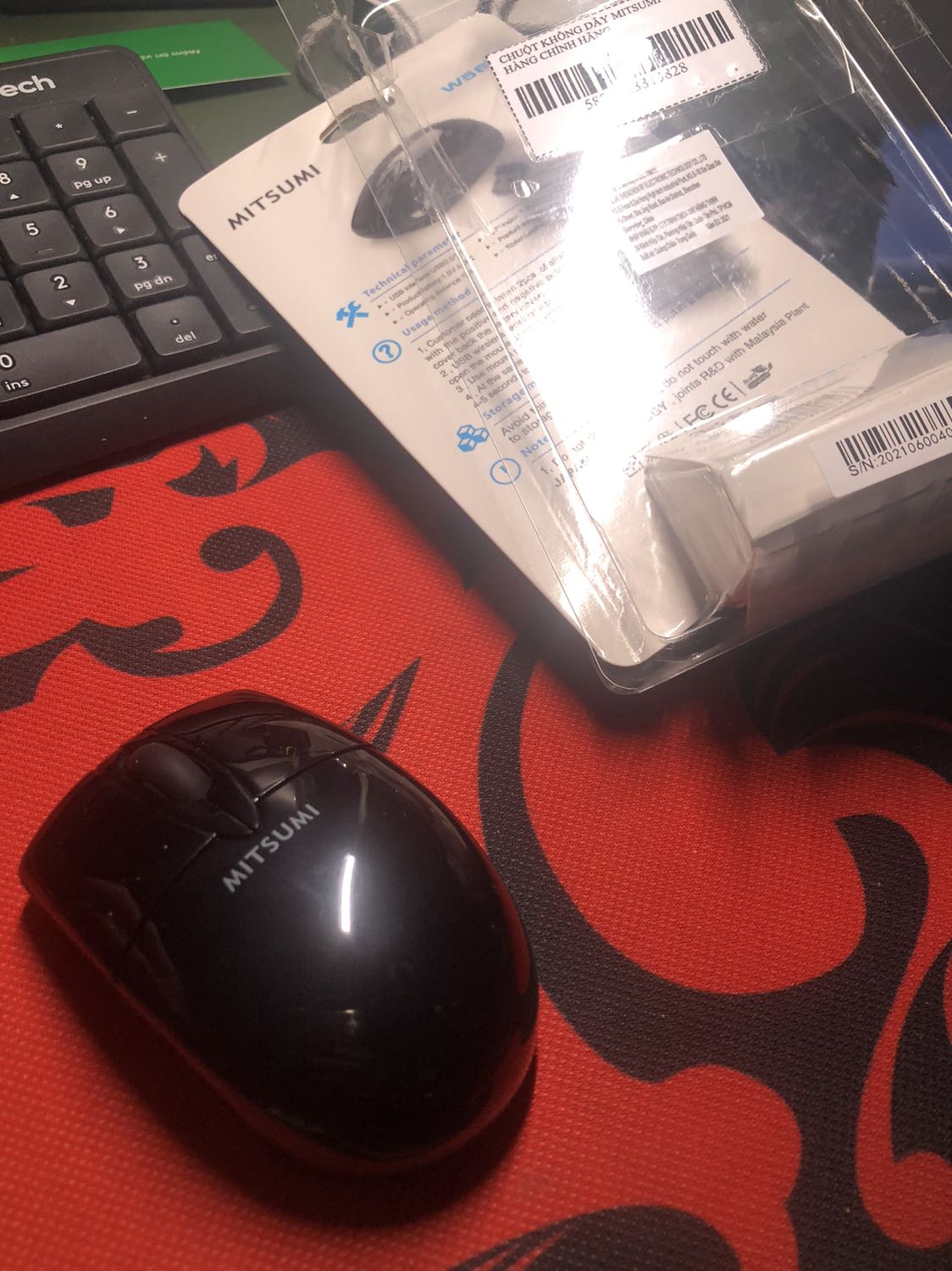 Mouse dùng 2 pin AAA, không phải loại Invisible. Nhỏ gọn, bỏ 2 viên pin vào cầm khá chắc tay