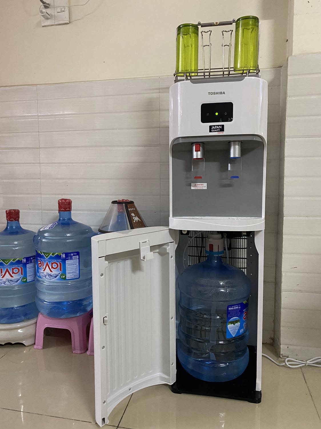 Máy nhỏ gọn, bình chứa nước để ngay bên trong ngăn chứa bên dưới.