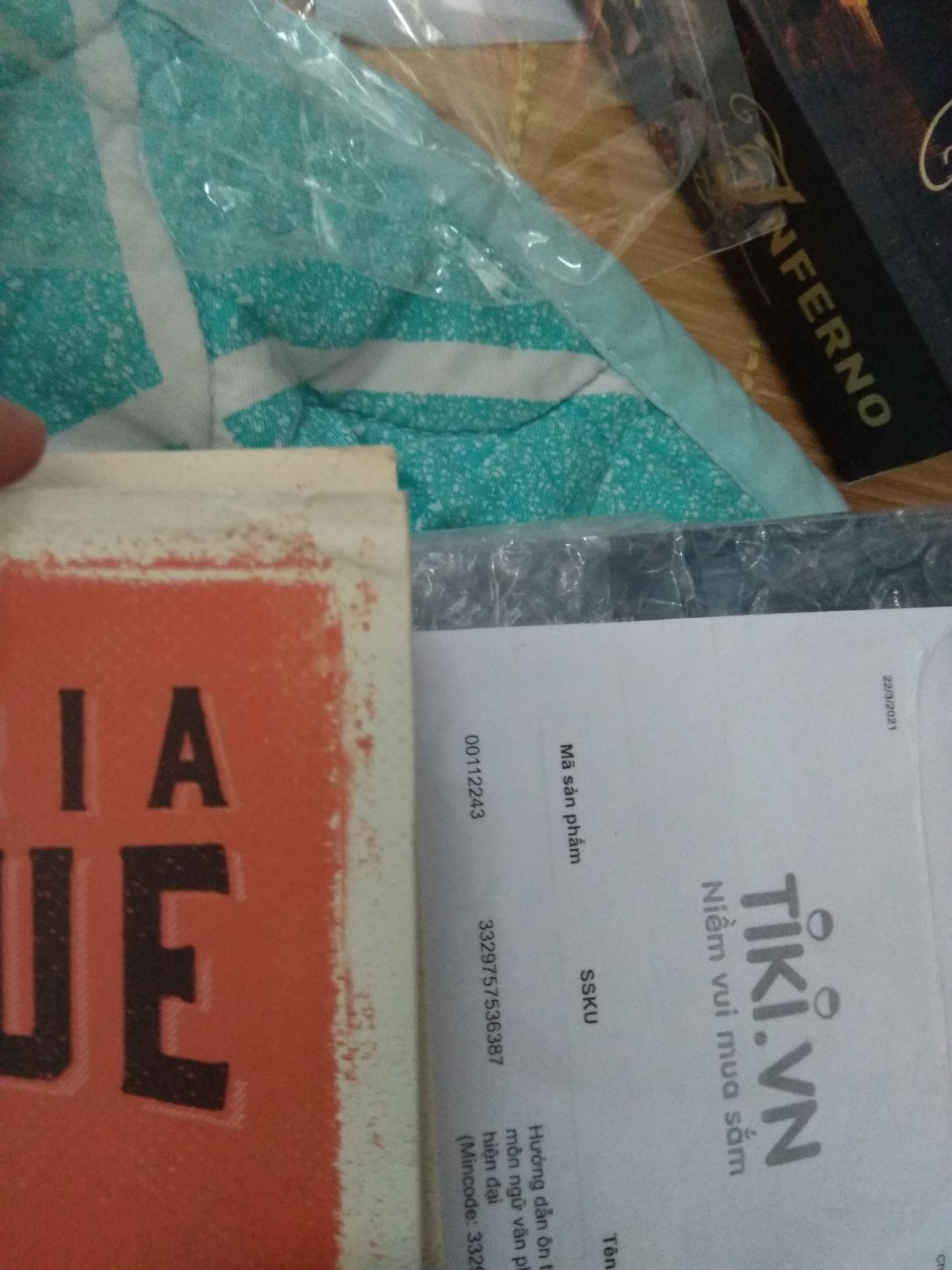 bên ngoài nhìn thì rất đẹp nhưng vừa mới mở ra đã thấy tình trạng như vậy, tuy chỉ là bìa áo thôi nhưng nhìn rất khó chịu