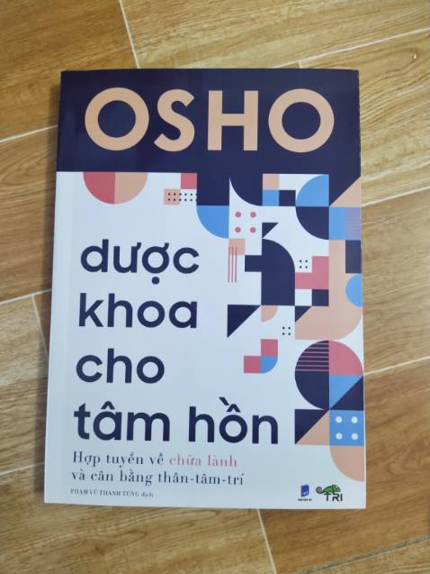Rất thích mua sách trên Tiki nhưng đáng tiếc khâu đóng gói lại quá tệ. Bao nhiêu năm nay đã có rất nhiều người phản ánh về khâu đóng gói nhưng Tiki không hề cải thiện một tí nào cả. Luôn tọng hết vào một cái hộp quá khổ và không hề có 1 lớp chống sốc, hàng nhận được hầu như đều móp góc cạnh ít nhiều. Các bạn nhân viên đóng gói không trân trọng cuốn sách giao đến cho khách nhưng khách mua sách họ rất trân trọng, thiết nghĩ Tiki có tôn trọng khách hàng không khi không hề nghe góp ý của khách hàng như thế. Mình cho 5* chỉ là du di thôi. Rất mong Tiki training lại các bạn đóng gói.