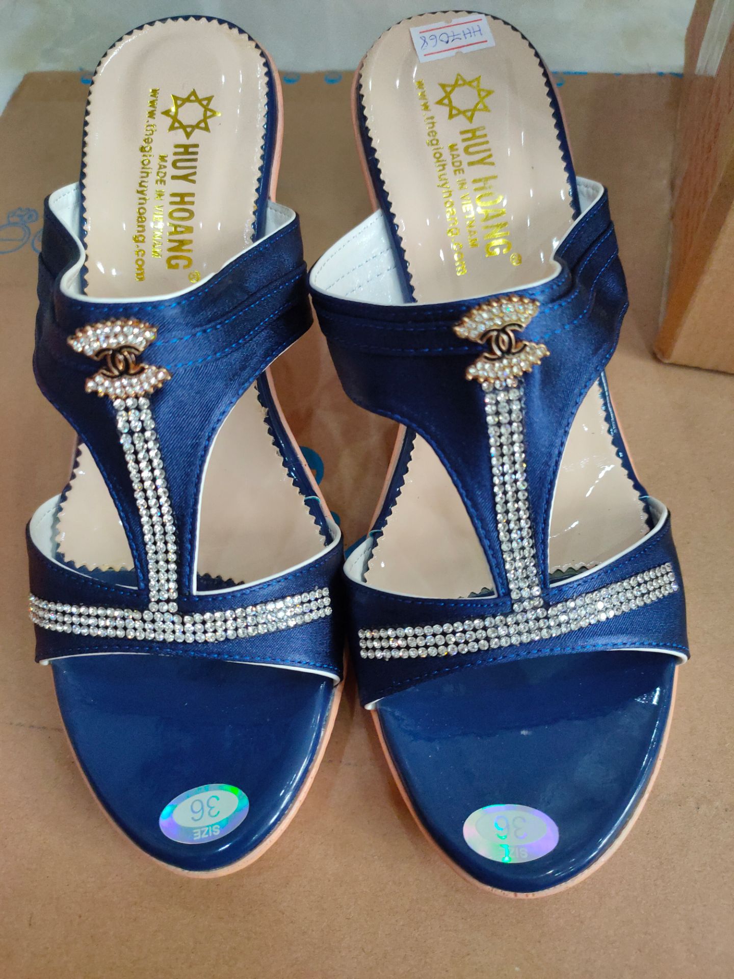 Dép rất đẹp.... nhẹ rất bền mình mua thêm đôi cho chị mình