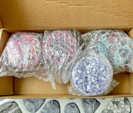 nến mùi thơm lắm luôn ý. hộp đựng cũng đẹp. làm quà tặng quá xịn xò luôn. shop giao nhanh tận tình, 5 sao nhé