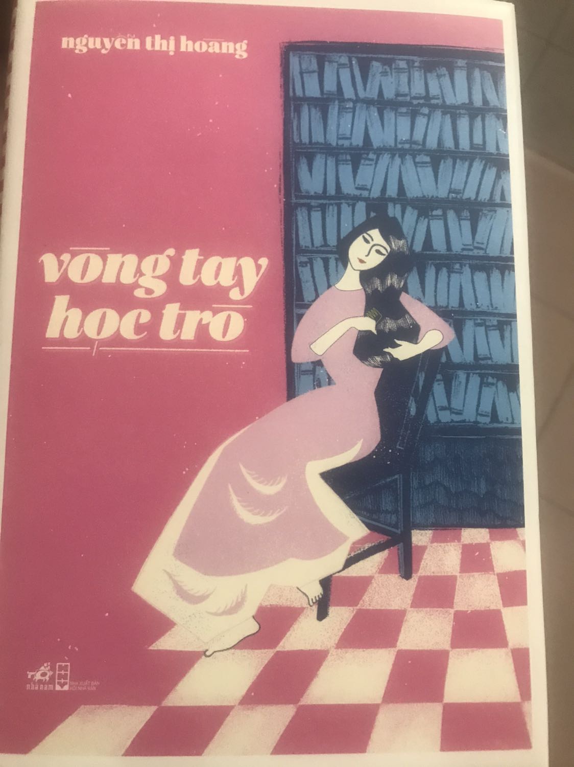 Giao hàng tốc hành luôn, sách bìa cứng còn mới, đẹp và đúng kiểu mộng mơ thuộc thời đại trước. Còn về nd thì ko biết có phải do đã lâu quá nên ko hợp hay ko, tác giả tả cảnh và nội tâm quá nhiều, diễn biến chầm chậm không có gì làm điểm nhấn. Bù lại câu văn từ ngữ trau chuốt lắm.