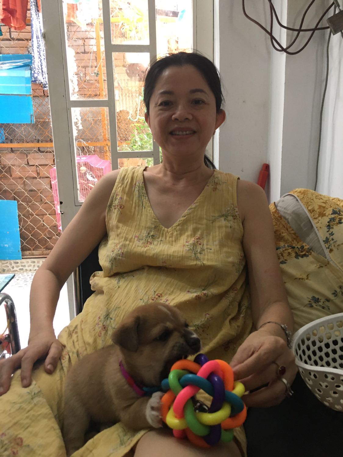 Banh rất đẹp mà chuông nghe hơi nhỏ phải bỏ hạt vào mới nghe, tiếc là  Bé nhà mình không thích chơi banh lắm, thích thú bông hơn chỉ khi nào mình chơi chung bé mới chơi thôi :)))