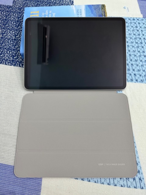 Bao da này chất lượng hoàn thiện kém, nam châm hít rất yếu iPad dễ rơi ra