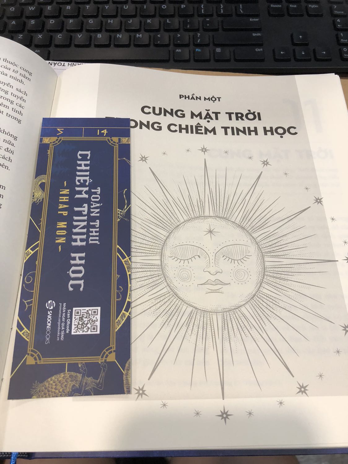 Mua sách ở tiki không làm thất vọng. Giao nhanh 2h, mình mua giá giảm 227k với cuốn sách bìa cứng cáp dày dặn thế này hoàn toàn phù hợp. Thấy nhiều bạn khen nên mua đọc thử cũng như tìm hiểu thêm về chiêm tinh học