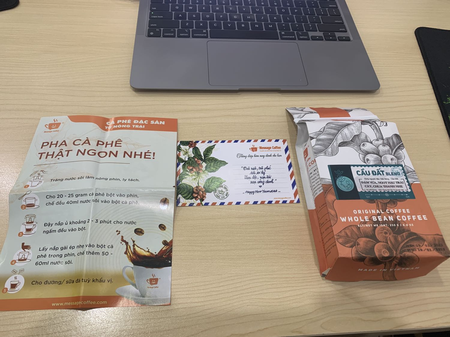 Mới đặt lúc tầm 10h sáng thì 12h45 nhận luôn. Tiki Now xứng đáng có thêm 1 điểm thanh lịch :))

Nói về cafe thì cảm nhận đầu tiên, vừa khui hộp tiki đã ngửi mùi rất thơm. Mở thêm lớp nilon bọc ngoài thì thấy đóng gói đẹp, thêm phần thư viết tay (bản in) và hướng dẫn pha cafe, dù là chi tiết nhỏ nhưng mình đánh giá là tinh tế

Còn hương vị cafe thì chưa dùng nên chưa đánh giá được

Quay lại vấn đề MUỐN HỎI với shop: quảng cáo là 7 phần Robusta + 3 phần Arabica, nhưng bao bì lại có thêm CULI?