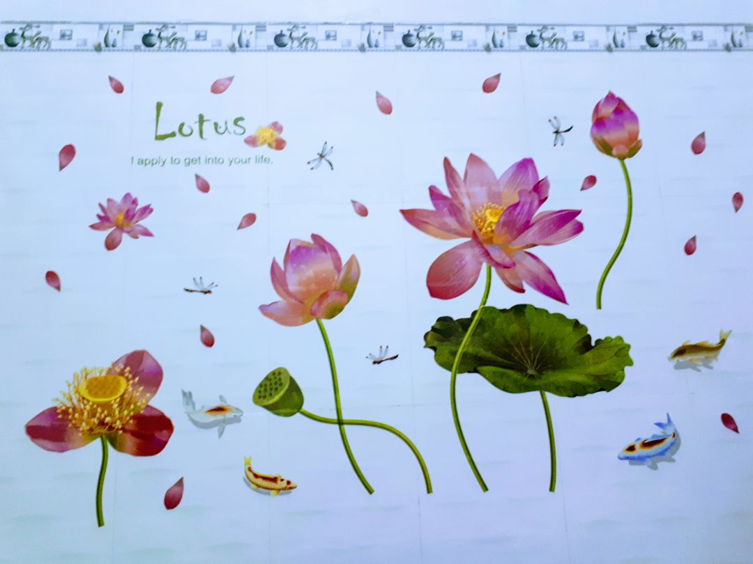 Sản phẩm rất đẹp, màu sắc như hình mô tả. Tuy là từng chi tiết riêng lẻ nhưng dán không mất nhiều thời gian. Các bạn khi dán nên dán bông hoa to nhất với lá sen trước vì đây là chi tiết khó dán nhất. Nhìn từ xa thì rất đẹp. Hợp lý với giá tiền. Dịch vụ giao hàng của Tiki rất tốt.