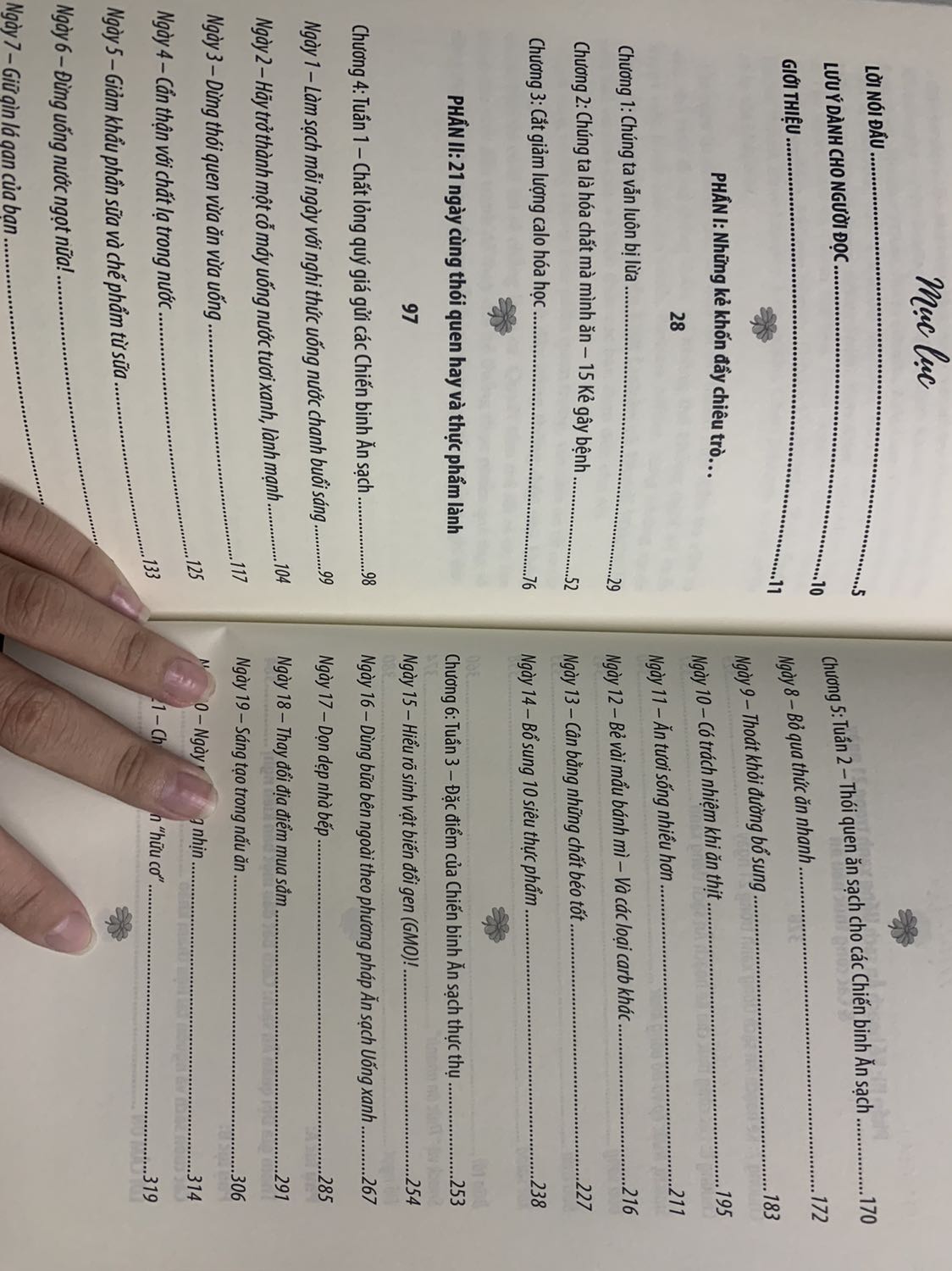 Mình thích cuốn này cực vì mọi người biết rằng mỗi năm chúng ta phải nạp biết bao đồ ăn vào trong người chứ 🥺