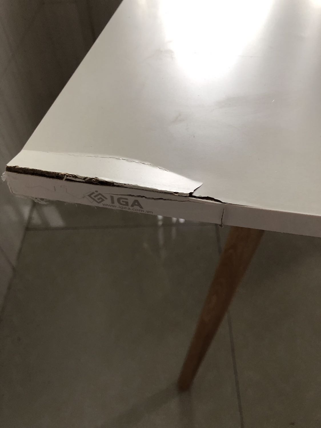 Khuyên mọi người đừng nên mua hàng, sản phẩm cực kì tệ, hàng lỗi mà dám đem giao có khách hàng, mép bàn bị téc và sơn lỗi phù lên như thấm nước lâu ngày, cạnh bên kia thì bị gãy 1 góc, chân bàn thì bị kênh cả 2 bên ( mọi người nhìn hình thì sẽ rõ). Ko biết shop nghĩ gì khi đóng gói 1 sản phẩm lỗi chất lượng và độ hoàn thiện kém như thế này để giao cho khách hàng, mình khuyên mọi người ko nên bỏ tiền ra để mua hàng của shop vì đơn giản là bán hàng ko có tâm ( đem sp lỗi đóng gói và giao cho khách hàng, quá thất vọng)