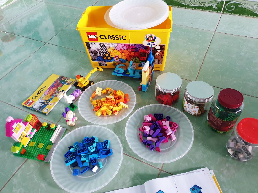 Rất hài lòng. Rất đáng để mua luôn (tuy hơi mắc). Từng chi tiết rất nét và cứng cáp. Trong thùng sẽ có các bịch nilong phân chia theo màu. Các bố mẹ có thể vừa cho con chơi lego vừa rèn luyện sự ngăn nắp, gọn gàng thông qua việc dọn dẹp và sắp xếp. Mình mua về sắm 8 hộp có nắp chứa các màu. 8 cái đĩa nhựa to tròn để khi chơi thì đổ ra dễ tìm kiếm. Chơi xong lại trút từ đĩa vào hộp và cho tất cả gọn gàng vào thùng ?.