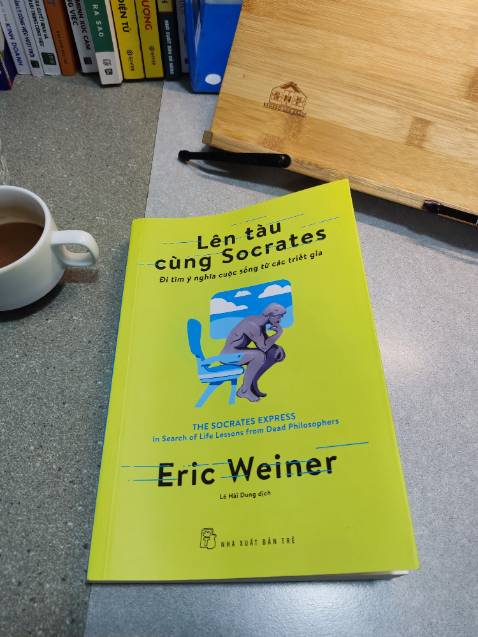 Một quyển sách hay, đáng đọc! Đọc sách biết thêm về nhiều triết gia, những suy nghĩ của họ, của tác giả về cuộc sống. Đọc xong mình cảm thấy rất tốt, muốn tìm hiểu sâu hơn, sách chỉ nêu qua những ý tưởng chủ đạo chứ chưa vào sâu. Tác giả có giọng văn gần gũi, dí dỏm. Một quyển sách hay, đáng đọc! Đọc sách biết thêm về nhiều triết gia, những suy nghĩ của họ, của tác giả về cuộc sống. Đọc xong mình cảm thấy rất tốt, muốn tìm hiểu sâu hơn, sách chỉ nêu qua những ý tưởng chủ đạo chứ chưa vào sâu. Tác giả có giọng văn gần gũi, dí dỏm.