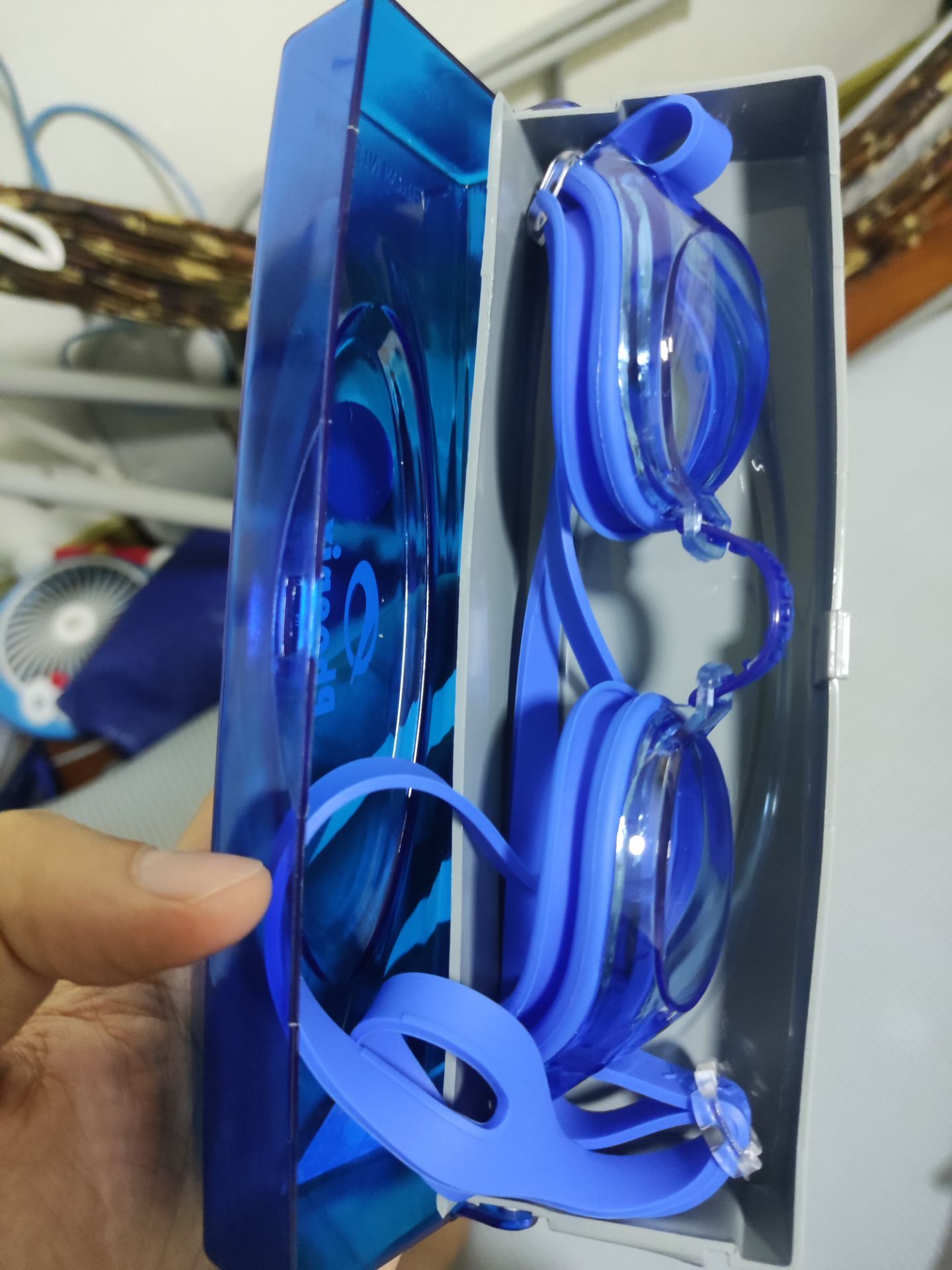 không phải hàng chính hãng, chất liệu nhựa xấu, mặc dù tiền nào của nấy nhưng vẫn hơi thất vọng vì nghĩ là hàng chính hãng khuyến mãi