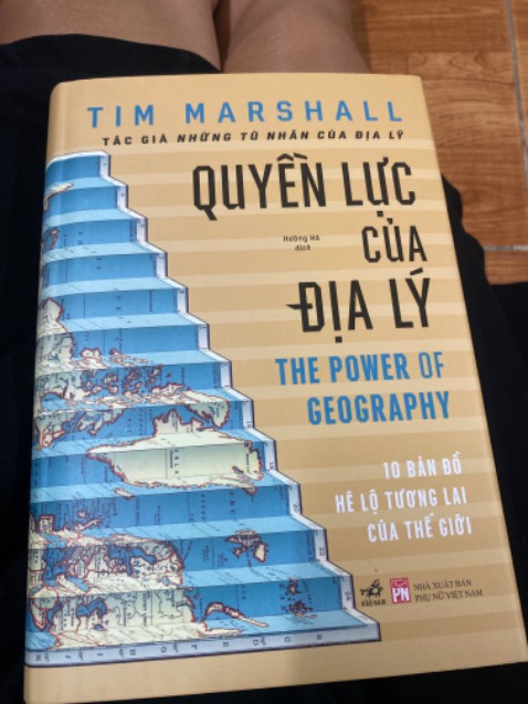 Đọc cuốn những tù nhân của địa lý xong là dông qua cuốn này hô bị chuẩn luôn thời kì lâm vào 2*** kẹt dịch 2 năm cả thế giới thì đúc kết vài thông tin theo cách nhìn của ký giả về tin tức đối ngoại cũng cho mình phần nào bức tranh xoay chuyển giữa các quốc gia. Cuốn này dầy hơn cuốn trc