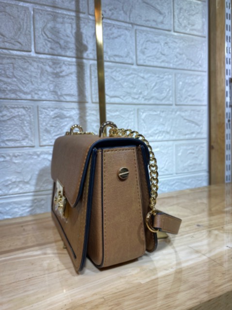 Mẫu mới quá xinh luôn ạ, màu bò nhạt xinh dã man lun.nay lata thêm dây xích mang sang hẳn.da mềm fom túi đẹp.5 sao cho shop ạ