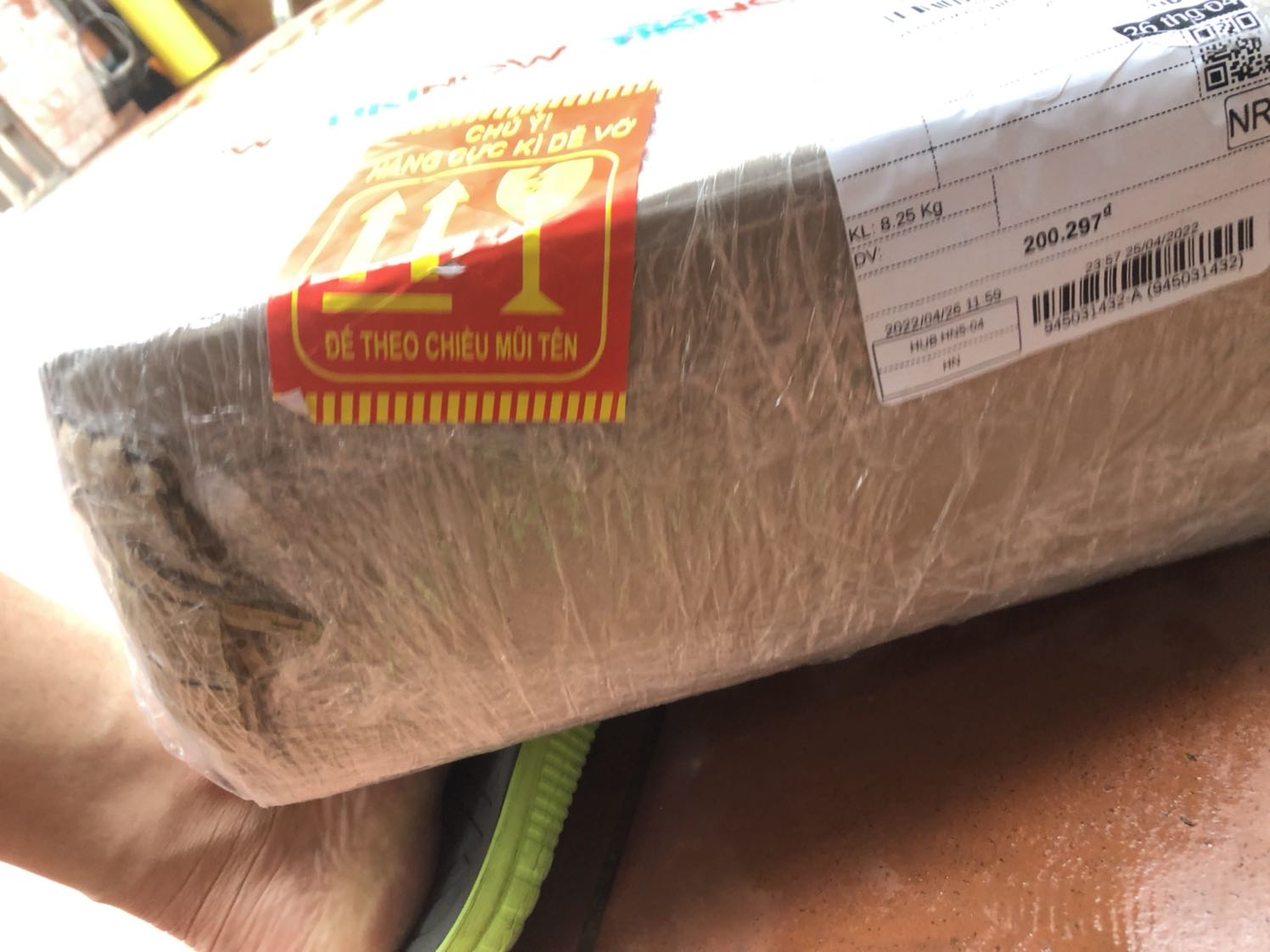 Giao hàng nhanh 
Nhân viên nhiệt tình lễ phép
Hàng đúng quảng cáo
Chủ yếu lấy cái cốc nên khá hài lòng, cốc to đẹp đúng màu đen mình thích
Tuy nhiên hơi méo phần đáy nhưng không sao
Pepsi thì không quan trọng
Sẽ mua tiếp vì lầm đầu mua thấy ok hơn Shoppe hay *** cái khoản giao siêu nhanh