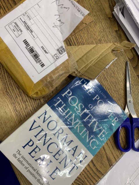 Sách bìa ngoài lem màu mực, không được sạch. Chất lượng giấy xấu. Nội dung mình chưa đọc nên chưa review được.
