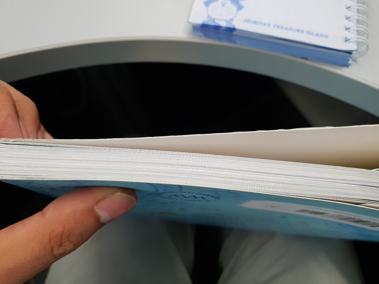 Chắc tiki xả hàng tồn nên sách vừa cũ, vừa bụi, đóng hộp cũng không cẩn thận (không có bọc ny lông, không chèn sách), được cái vận chuyển nhanh. Bản thân cuốn sách rất tuyệt, chắc là vấn đề nằm ở lưu kho và đóng gói!!!
Ai không quan trọng hình thức thì mua với giá sale rất ngon, mình mua sưu tập nên đã liên hệ để đổi/trả.