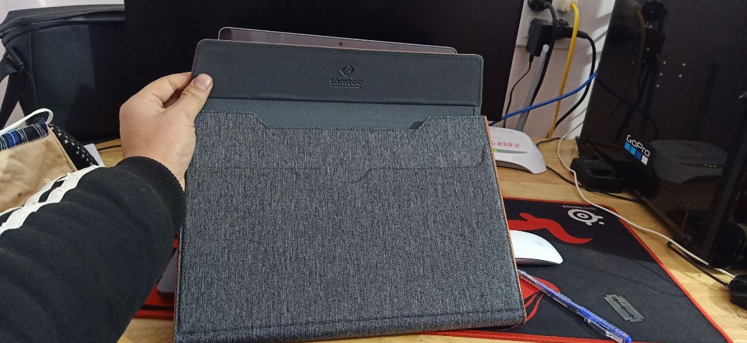 đóng gói rất đẹp, bọc nolon chống sốc các kiểu, đựng vừa vặn macbook pro 13" 
có đầy đủ phiếu bảo hành...
chỉ mỗi tội giao hơi lâu