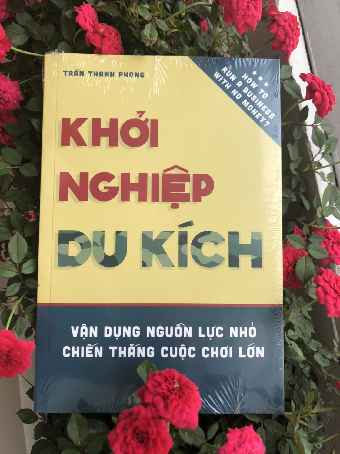 Sách khởi nghiệp hay, đẹp, đóng gói chỉn chu, có cả quà tặng là các bảng biểu có thể sử dụng ngay.

Sách viết theo lối ứng dụng thực tế phù hợp với Việt Nam ở thời điểm hiện tại. Bạn trẻ, cần kinh doanh với vốn liếng là sự hoang mang ĐẦU TIÊN là TIỀN ĐÂU. Tác giả cho mình thấy TIỀN ĐÂU không là vấn đề ĐẦU TIÊN mà nó chính là Ý TƯỞNG!

Cô Vi đến thăm bất ngờ, mình “rảnh rang”, “vườn không nhà trống tài khoản mênh mông”... nên tìm sách nghiên cứu kế sinh nhai cho dân tay ngang không tiền, không kinh nghiệm không mối quan hệ như mình. Quyển sách viết trúng cái mình đang rất cần nên trúng ý, khoái nên lên Tiki review. Lần đầu làm chuyện ấy ^^ À, mong một lần hữu duyên gặp tác giả trên đường đua Marathon sắp tới.

Cám ơn tác giả vì quyển sách viết rất có tâm và những món quà thiết thực, xài được ngay!