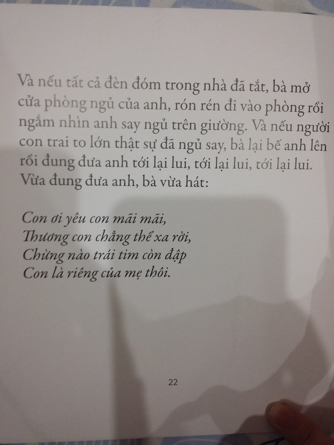 Sách đẹp, Tiki phục vụ miễn chê (tuy báo cần 5 ngày ship mà 2 ngày đã tới rồi), chỉ là nội dung quyển này không ổn một chút nào thui.

Dường như đây là một *** bị ám ảnh với con: dù cậu trai mới sinh, hai tuổi, chín tuổi hay đã lên đại học, bà đều tự ý vào phòng cậu và ôm ấp khi cậu ngủ say không biết gì (truyện ghi rõ bà chờ tới lúc đó), với lời ru khiến mình rợn người: "Con là của riêng mẹ thôi." Thậm chí cả khi cậu đã dọn ra riêng, mua một căn nhà riêng ở đầu phố, bà vẫn lóc cóc đạp xe đến, tự tiện lẻn vào phòng con và vẫn lời ru cũ: "Thương con chẳng thể xa rời/ Con là của riêng mẹ thôi." (Nguyên tác là "As long as I'm living, my baby you'll be", không hề có ý "của riêng mẹ thôi", dù sao thì vẫn là một *** rất có-vấn-đề.)

Không chấp nhận sự thật con mình đã lớn, tự ý đi vào chỗ riêng tư của con, thậm chí cố tình đứng chờ để đụng chạm vào người con khi nó đang ngủ. (Nếu người con này có lúc lơ mơ nhận ra có người đang sờ vào người mình mà không hề đẩy ra thì thật là... Chắc gì đã là mẹ hay ai đó khác nhỉ?) Không hiểu danh tiếng "đã bán được 15 triệu bản trên toàn thế giới" là như thế nào, nhưng nếu thật sự trên đời có nhiều bố mẹ yêu thích cuốn sách này đến vậy thì cũng không lạ nếu dọn ra riêng (và giấu tiệt địa chỉ nhà riêng với bố mẹ và họ hàng) là vấn đề sống còn với rất nhiều đứa con.