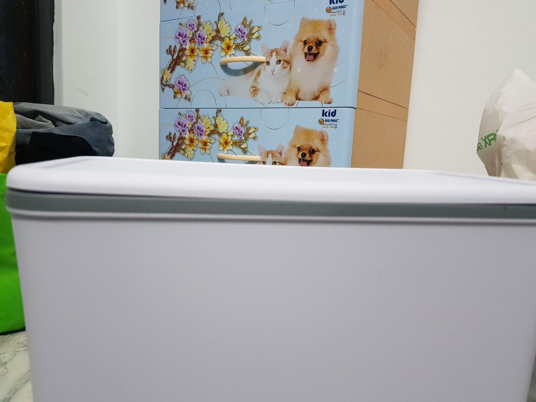 Mua loại bật nắp, có bản lề mở lên và nắp tạo hương nhiwng loại này không có. Nắp lại còn bị vênh. Đề xuất đổi hàng