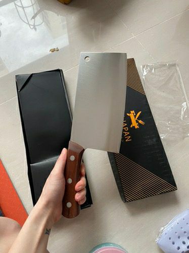 Shop giao đúng sản phẩm. Sản phẩm giống như mô tả. Đã dùng thử để chặt thịt gà thì sắc, bén. Dao cầm chắc tay