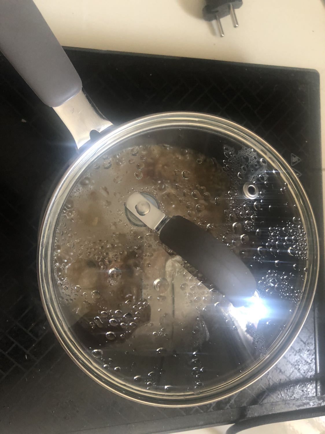 Nồi vật liệu cảm giác bền và an toàn. Hàng lock and lock thì an tâm. 
Đun thức ăn giữ nhiệt lâu. 
Có nắp để đậy kín thức ăn và nhanh nóng.