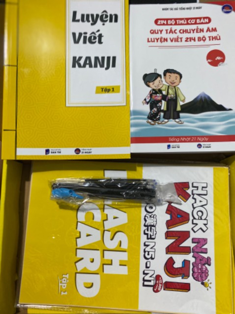 Thật sự bất ngờ về đóng gói của shop quá là thẩm mĩ và đẹp. Còn tặng thêm viết cho mình nữa. Thật đáng tiền bỏ ra. Mình tưởng chỉ có 1 quyển nhưng khui ra đến tận 3 quyển, có cả flascard nữa. Tuyệt vời