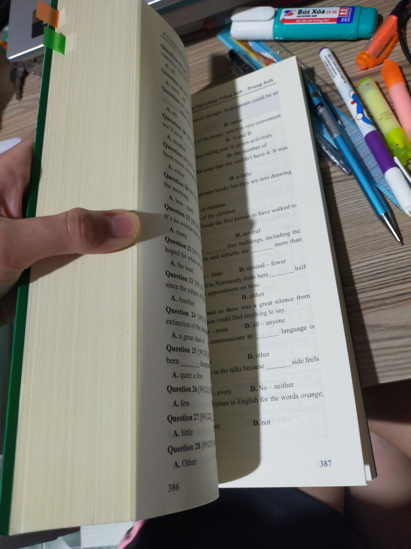 10/10 cho quyển sách đầy chất lượng này. sách cô Trang Anh là siêu xịn xò rồi. Mọi người nên mua để trải nghiệm, nội dung kiến thức quá ok, sách dày quá trời luôn á, tuyệt vời. ❤
...? /10 cho cách gói hàng lần này của Tiki vì gói quá ẩu, sơ sài, kiểu không để cuốn sách trong hộp, mà bỏ vô miếng carton rồii quấn keo cho có. Lúc nhận hàng hơi buồn nhe. Và hình như làm rớt cái flashcard trong phần quà tặng của mình luôn đó. hic 😢Mong tiki xem lại khoản này nha. ❤