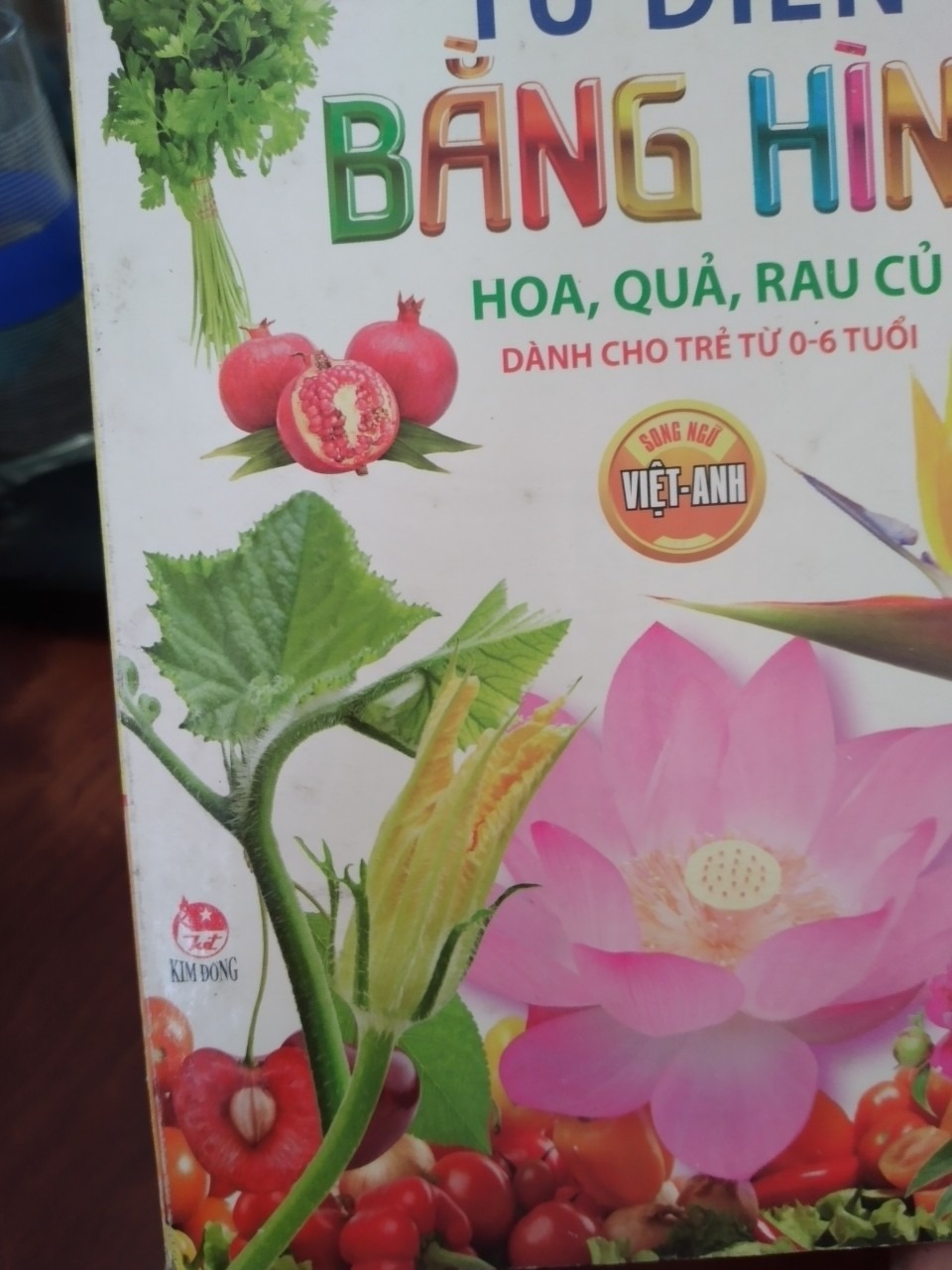 Mình đã mua sách trên tiki cho bé nhiều lần, trước đó mua quyển từ điển bằng hình động vật rất hài lòng, mới, sạch, giao hàng cẩn thận. Nhưng quyển sách từ điển hình rau củ quả làm mình quá thất vọng, sách cũ mèm, sách bị bẩn y như sách cũ mua lại hoặc sách đã qua sử dụng nhiều, bé nhà mình rất thích sách này nên mình cũng mong chờ, khi nhận thì hơi thất vọng, khuyên mọi người mua sách nên đến cửa hàng chọn sẽ như ý mình hơn.