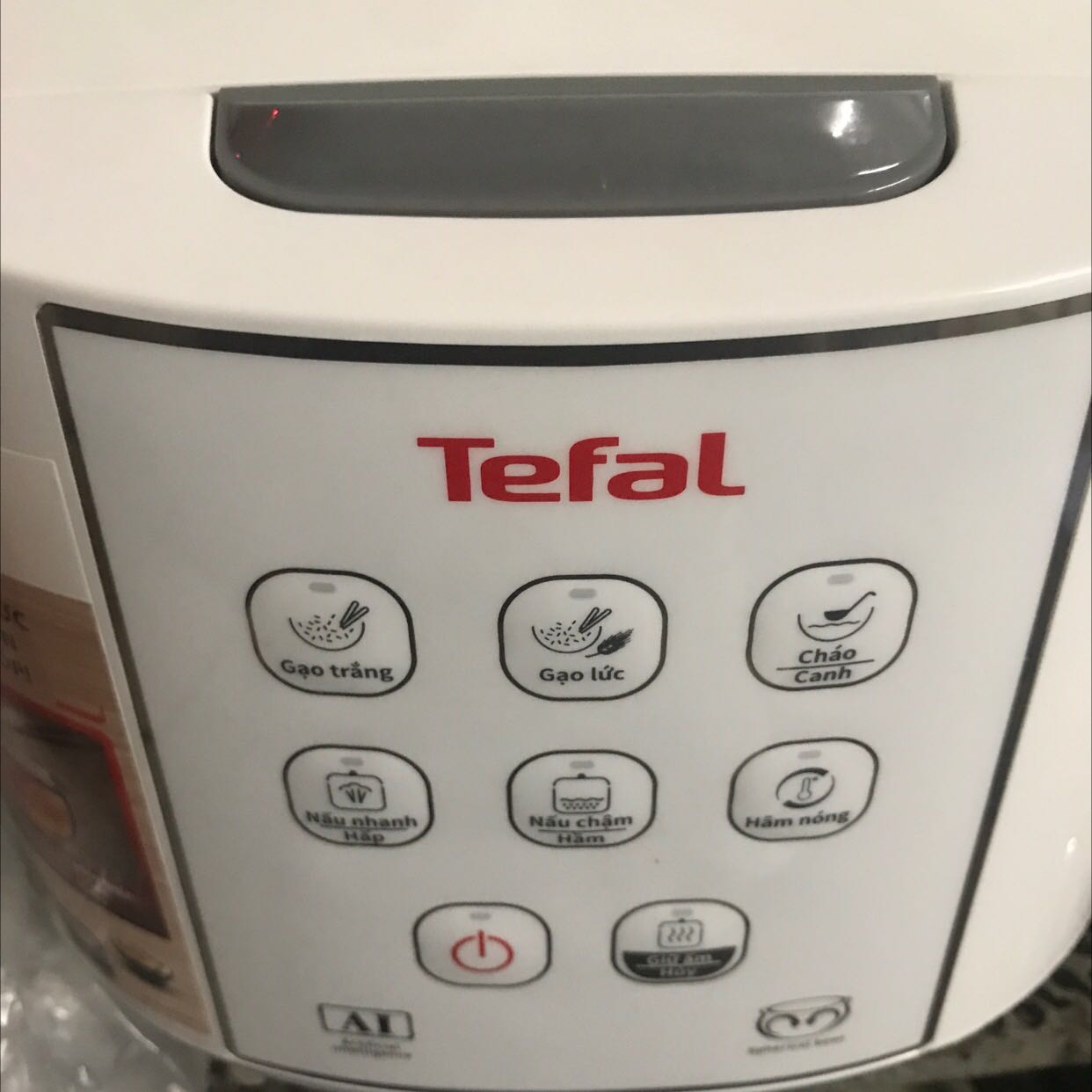 Săn sale được giá 9trăm mấy đữo tặng chảo xịn xò. Đã dùng 1 tháng nấu cơm ổn nhanh. Nồi thiết kế lạ, điểm cộng là có thêm vá cho công dụng cháo. Tuy nhiên sản phẩm bị đọng nước nhiều nhưng lại không có khay đựng nước dư, nên chỉ cẩn mở nắp lấy cơm là nước đầy, luôn phải lấy khăn lau bớt. Điểm trừ lớn của thiết kế. Trọng lượng nhẹ dễ lau chùi.