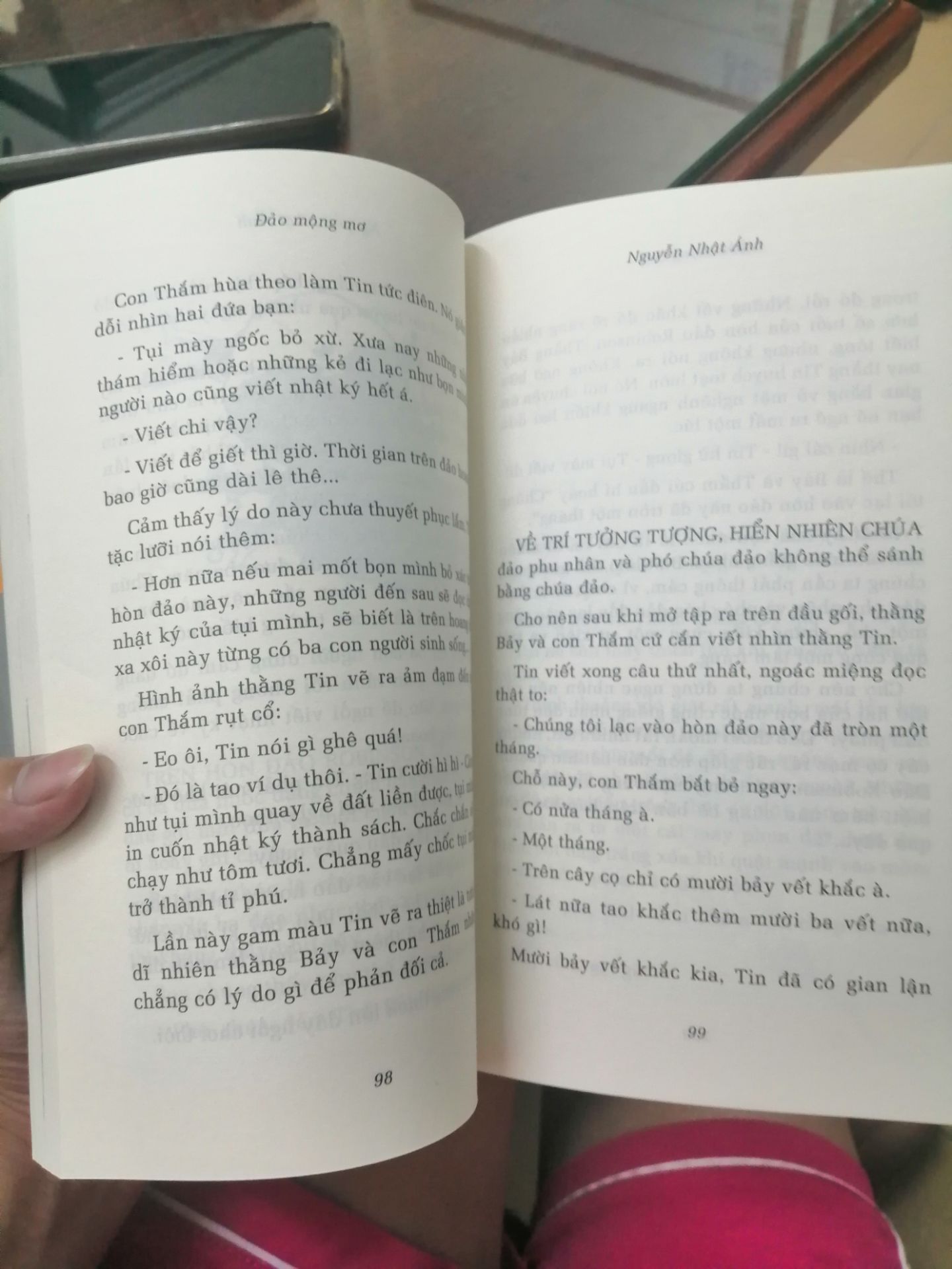 Mình thấy rất hài lòng với Tiki và Fahasha vì sách mới, do giảm giá của sách và giảm giá của bill tổng (do mua nhiều cuốn khác) nữa nên giá cả cũng rất chi là hợp lý , giao cũng nhanh (Tiki dự kiện thứ tư ngày 3/2 mà thứ sáu 29/1 đã giao tới) và nội dung thì ko cần phải bàn cãi, phù hợp với mọi lứa tuổi nhất là lứa teen và còn bonus thêm phần dư luận ở cuối sách để ta có vái nhìn khách quan và đa chiều hơn cho tác phẩm và nghe kể những câu chuyện thương tự Tin, và tranh trong sách cũng rất đẹp nhé