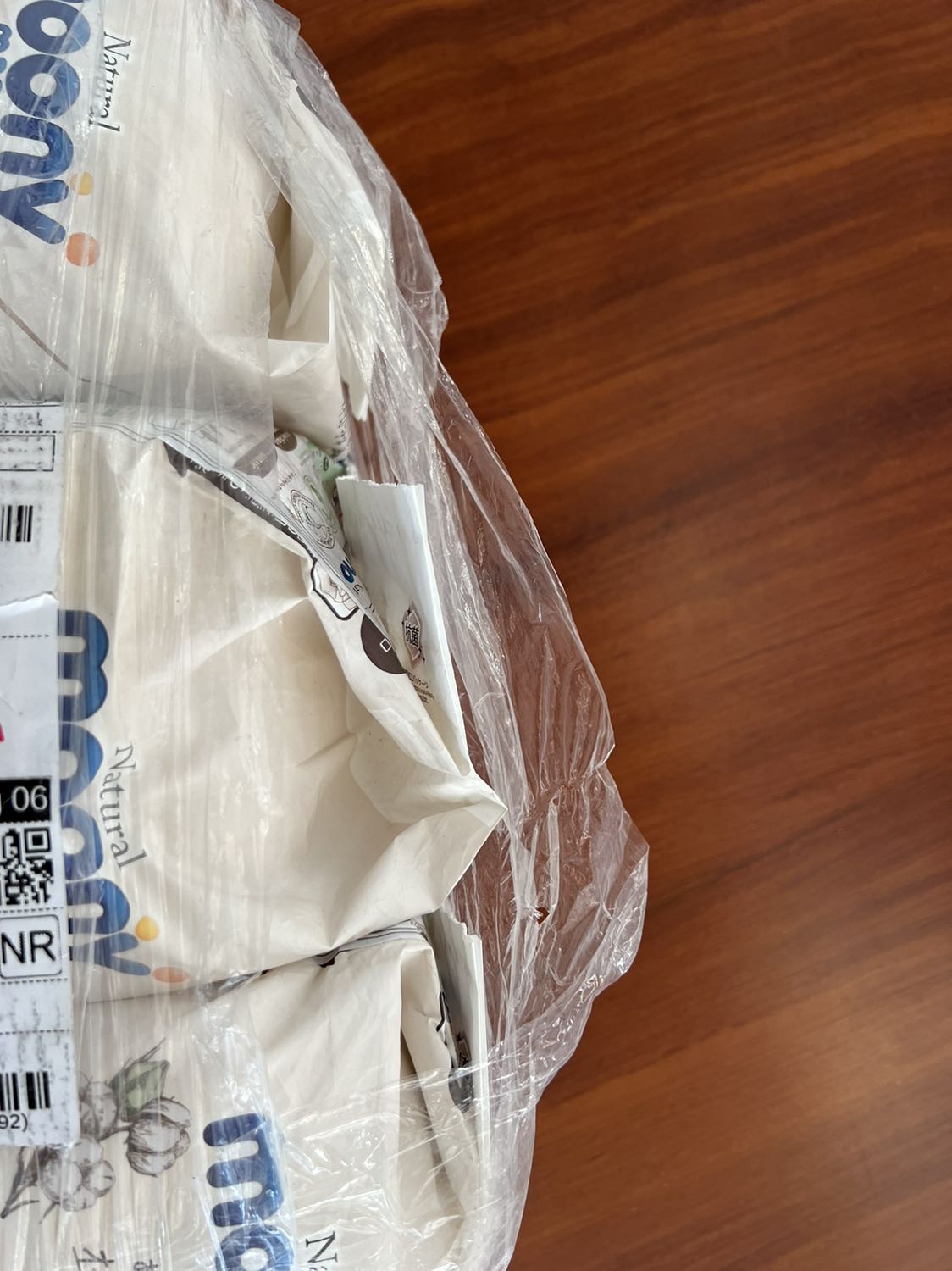 Mình ko hiểu sao mình đặt cùng 1 lúc nhưng hàng thì đã giao còn quà khuyến mãi thì vẫn còn đang xử lý cũng ko biết là được duyệt chưa. Gói hàng đến tay mình thì rách như trong hình. Gói hàng mỏng manh quá