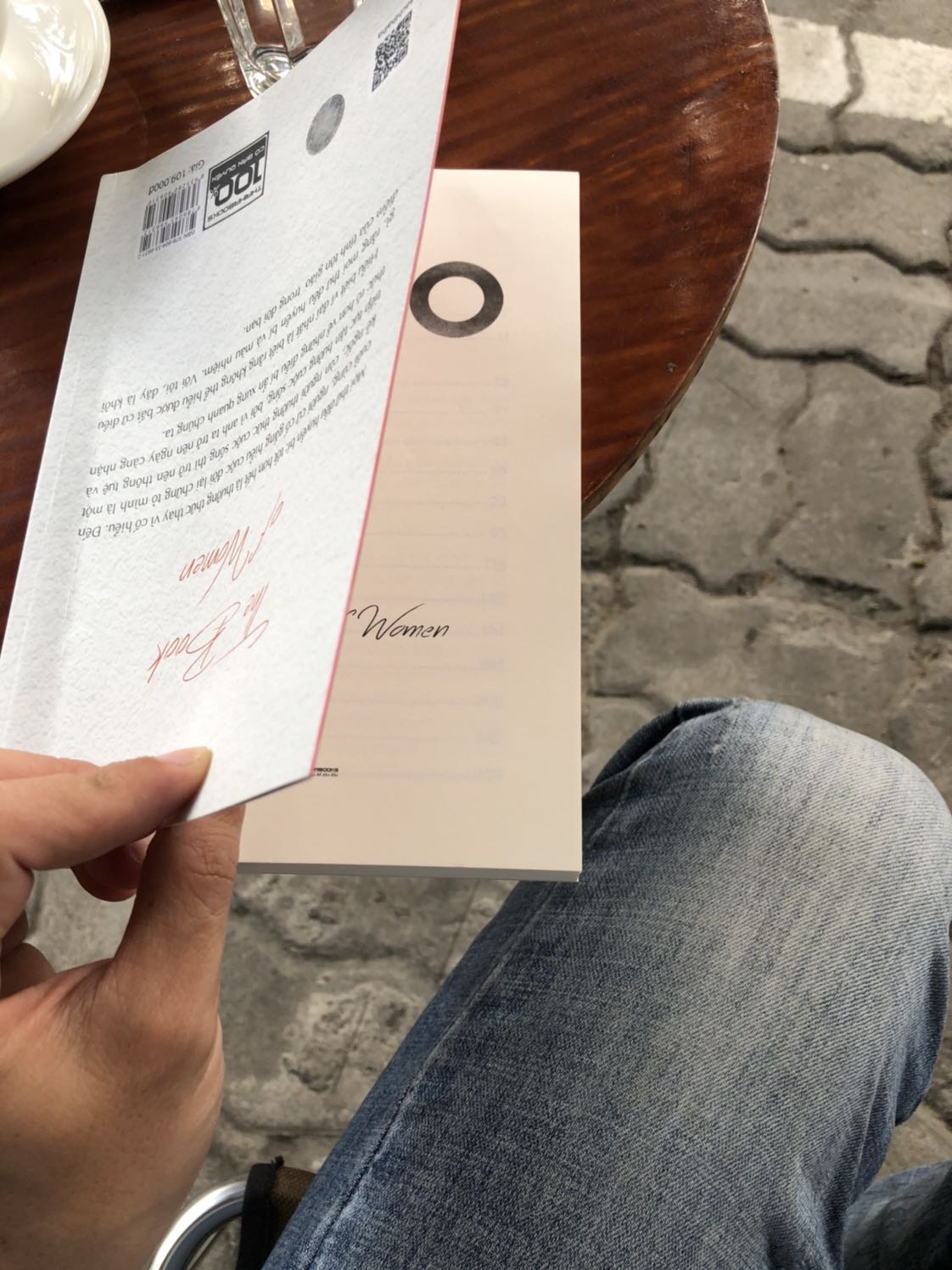 Sách in nhưng khi đóng bị ngược. Ngược trước sau thôi đã đành còn lộn ngược chữ so với bìa nữa chứ. Đọc sách ngồi quán cafe nhìn kiểu như ko biết chữ cầm sách bị ngược. Nhìn chán đời @@. Nội dung thì oke.