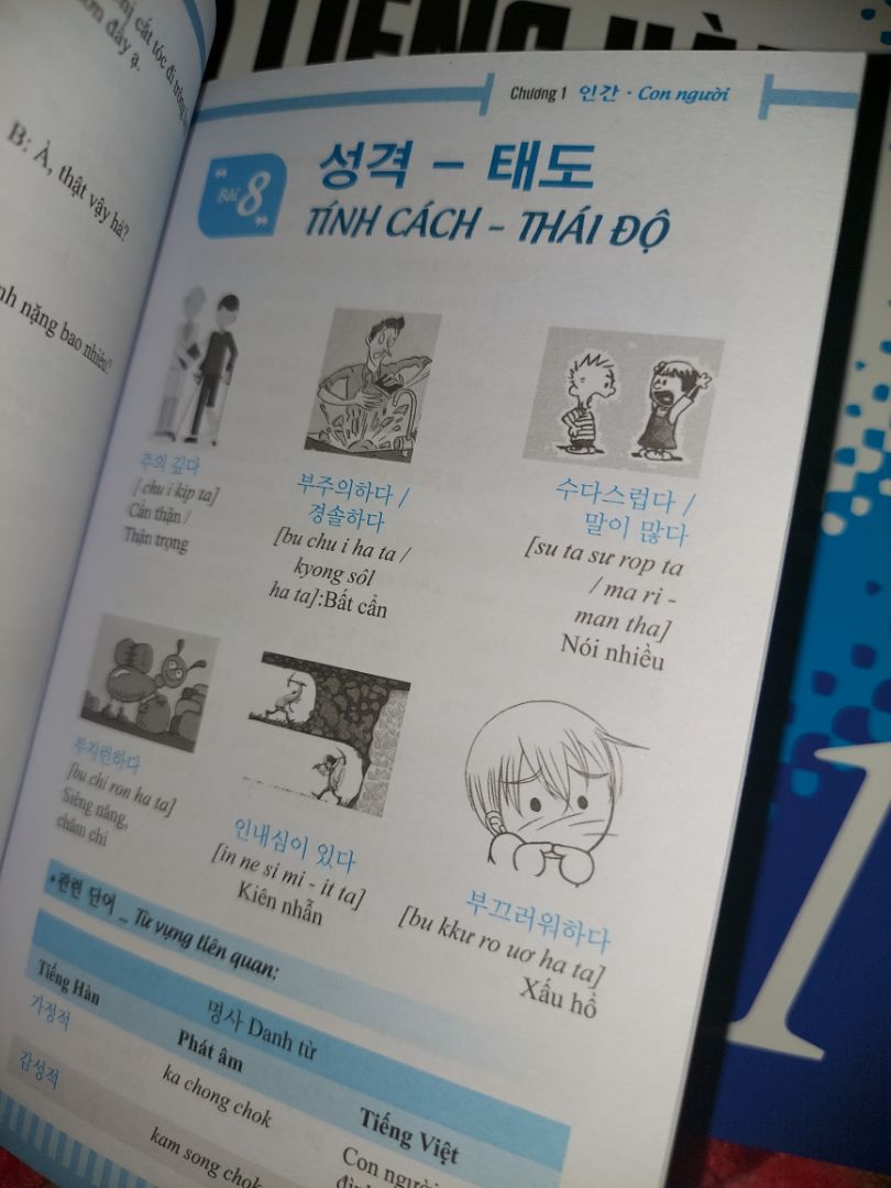 giao hàng nhanh nhưng vì không có túi chống sốc mà ẻm thì lăn lộn trong có hộp to đùng nên là bị gãy góc mấy trang 🥲