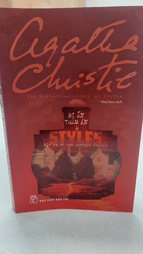 Ngay từ tác phẩm đầu tiên này, Agatha Chistie  đã định hình phong cách viết trinh thám cổ điển của bà, cốt truyện xúc tích ngắn gọn, bối cảnh với không quá nhiều nhân vật, phương pháp điều tra hoàn toàn thiên về lập luận đặc biệt luôn chứa đựng những bất ngờ khó lường.  Bã cũng đã sáng tạo ra nhận vật thám tử Hercule Poirot hết sức độc đáo, với tác phong vừa ngăn nắp trât tự, kỷ luật nhưng cũng không thiếu đi sự thông minh, hài hước.    
Một tác phẩm đầu tay xuất sắc.