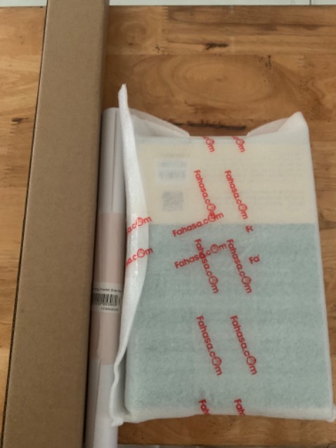 Bìa đẹp. Shop có tặng Poster rất xinh. Đóng gói cẩn thận. Tuy nhiên chất giấy chưa xịn lắm, màu mực trang sau nhìn rõ luôn. Vẫn đánh giá 5 sao nha