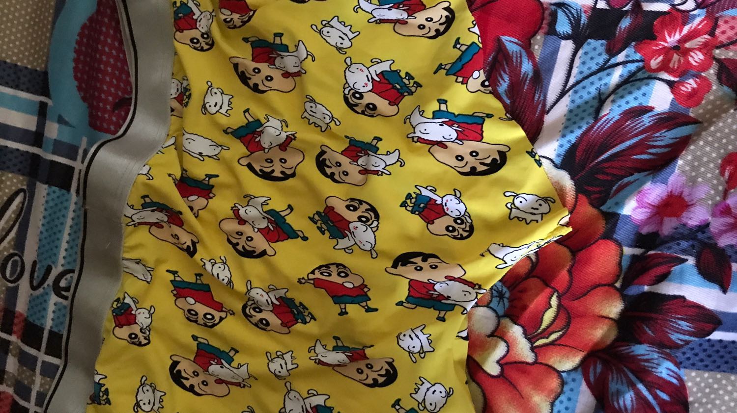 Chất vải như kiểu quần bơi ấy. Hình oke. Nhưng mặc kiểu quần này thì có hơi ko thích cho lắm Chất vải như kiểu quần bơi ấy. Hình oke. Nhưng mặc kiểu quần này thì có hơi ko thích cho lắm