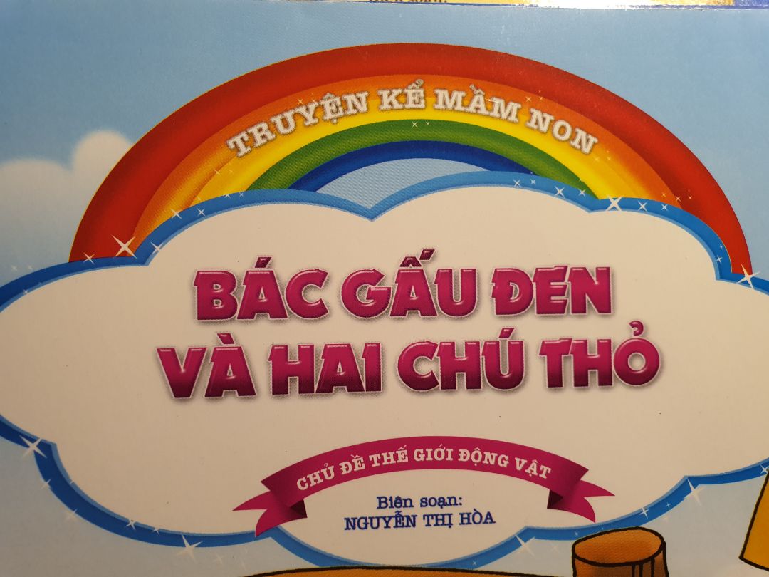 Bộ này gồm 4 loại truyện, như hình mình chụp kèm cho các bạn xem. Ban đầu mình định mua cổ tích VN cho con, rồi lại mua vội bộ này. Kể ra thì cũng được.